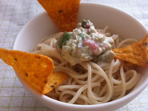 アボカドチーズトマトのめんつゆ素麺